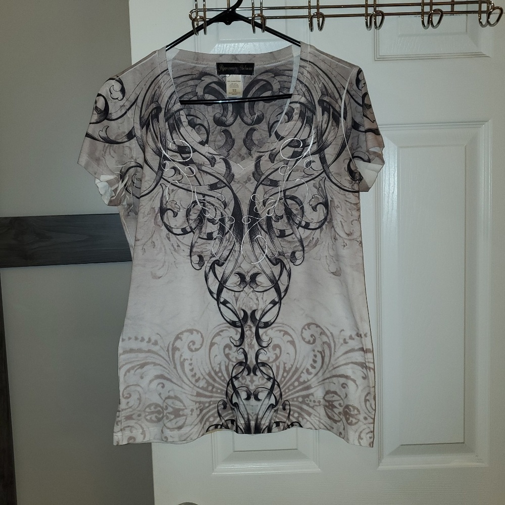 A filagree type tee-shirt